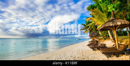 Bellissima spiaggia oltre il tramonto,isola Mauritius. Foto Stock