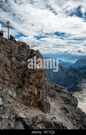 Coda di turisti per raggiungere la vetta del monte Zuspitze sulla Germania Austria confine. A 2962m è la montagna più alta in Germania. Foto Stock