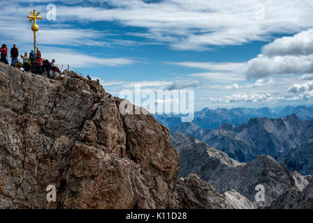 Coda di turisti per raggiungere la vetta del monte Zuspitze sulla Germania Austria confine. A 2962m è la montagna più alta in Germania. Foto Stock