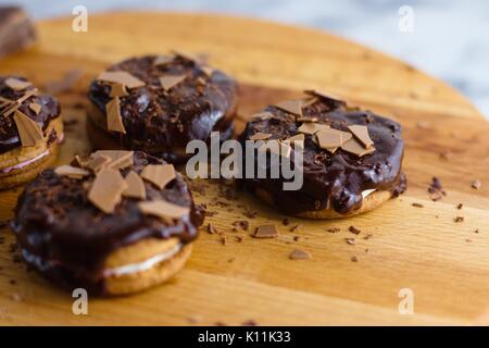 I cookie di cannella e sandwich di marshmallow sormontato da cioccolato Foto Stock