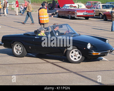 Alfa Romeo 2000 SPIDER VELOCE (1973), Olandese licecence registrazione 32 YA 60 a Lisse, Paesi Bassi, pic3 Foto Stock