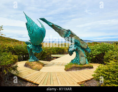 Incontro di due mondi 2002 scultura in bronzo di Luben Boykov e Richard Brixel presso l'Anse Aux Meadows sito patrimonio mondiale dell'UNESCO, Terranova, Canada Foto Stock