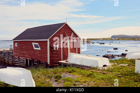 Cabina di legname a bordo d'acqua nella comunità costiere a punta della Grande Penisola Settentrionale, Terranova, Canada Foto Stock