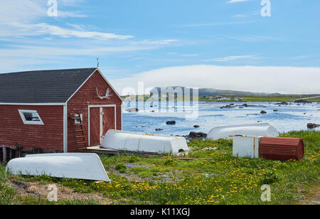 Cabina di legname a bordo d'acqua nella comunità costiere a punta della Grande Penisola Settentrionale, Terranova, Canada Foto Stock