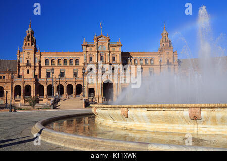 La fontana in Plaza de Espana o Piazza di Spagna a Siviglia, in Andalusia, Spagna Foto Stock