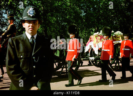 Londra, UK, 6 settembre, 1997. Funerali di Diana, principessa di Galles. La principessa Diana la bara drappeggiati con il royal standard è mostrato di essere trasportati su un carrello pistola accompagnato da otto membri delle guardie gallesi come il corteo funebre rende il modo lungo Horse Guards Road. Foto Stock