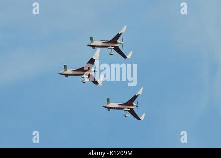 Patrouille Reva (Spazio Cavalieri), francese aerobatic team di visualizzazione, eseguire all'Airshow Airbourne a Eastbourne, Inghilterra il 11 agosto 2012. Foto Stock