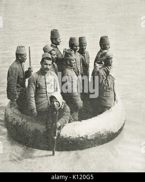 Soldati turchi essendo traghettato attraverso un fiume in un Kuphar, campagna mesopotamiche, WW1 Foto Stock