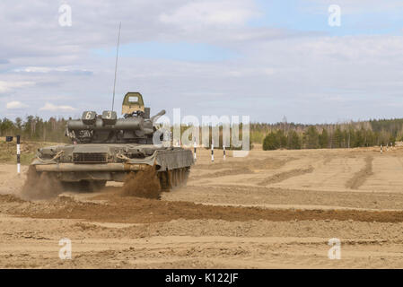 Russo T-72 serbatoio in corrispondenza della formazione militare di massa Foto Stock