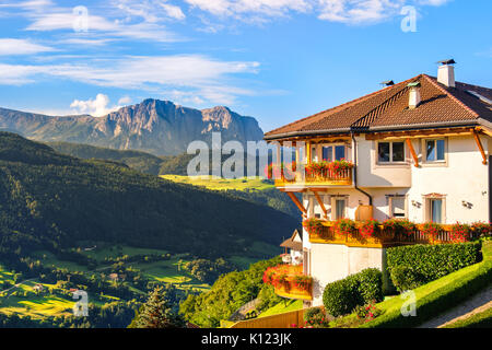 Alto Adige panoramico paesaggio italiano panorama delle dolomiti alto adige cottage Foto Stock