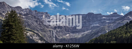 Il Cirque de Gavarnie vista panoramica in estate Foto Stock