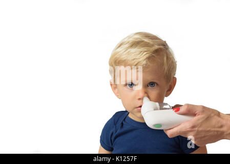 Madre con bambino elettrico Aspiratore nasale. Lei sta facendo una  aspirazione di muco per venti mesi baby boy Foto stock - Alamy