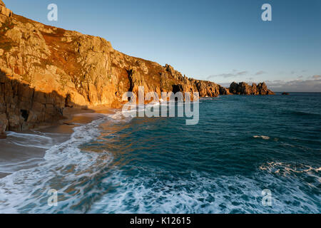 Pednvounder; Logan Rock; Porthcurno; Cornovaglia; Regno Unito Foto Stock