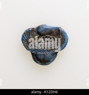 Amuleto di scarabeo alato con testa di Falcon incontrato 17.194.2491 EGDP015654 Foto Stock