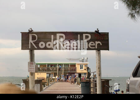 Rod Reel e Pier e il ristorante su Anna Maria Island, Florida. Foto Stock