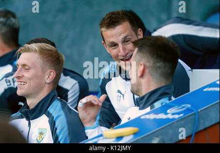 Burnley's Chris Wood (centro) condivide uno scherzo con il compagno di squadra Thomas Heaton prima della Coppa Carabao, Secondo Round corrispondono a Ewood Park di Blackburn. Foto Stock