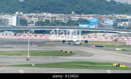 ANA Boeing 787 8 JA832un rullaggio a Taipei Aeroporto Songshan 20160821a Foto Stock