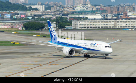 ANA Boeing 787 8 JA832un rullaggio a Taipei Aeroporto Songshan 20160821e Foto Stock