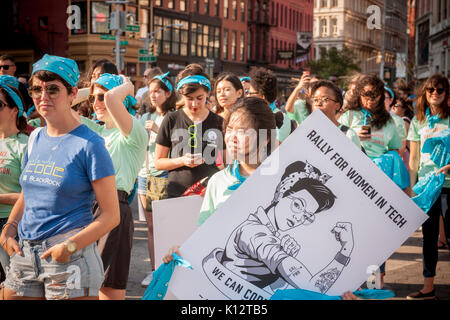 Diverse centinaia di donne frequentano il 'Ragazze che codice' rally in Union Square Park a New York martedì, 22 agosto 2017. Fondata da Reshma Saujani il gruppo tenta di rompere il divario di genere nella tecnologia introducendo le giovani donne a tech. Il rally è in celebrazione del primo libro in una parte 13 serie scritta da ragazze che codice e pubblicato da pinguino. (© Richard B. Levine) Foto Stock