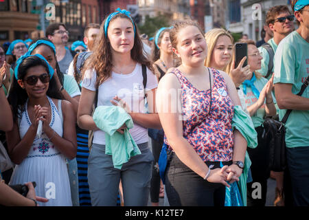 Diverse centinaia di donne frequentano il 'Ragazze che codice' rally in Union Square Park a New York martedì, 22 agosto 2017. Fondata da Reshma Saujani il gruppo tenta di rompere il divario di genere nella tecnologia introducendo le giovani donne a tech. Il rally è in celebrazione del primo libro in una parte 13 serie scritta da ragazze che codice e pubblicato da pinguino. (© Richard B. Levine) Foto Stock