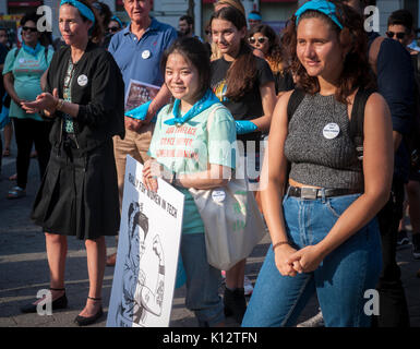 Diverse centinaia di donne frequentano il 'Ragazze che codice' rally in Union Square Park a New York martedì, 22 agosto 2017. Fondata da Reshma Saujani il gruppo tenta di rompere il divario di genere nella tecnologia introducendo le giovani donne a tech. Il rally è in celebrazione del primo libro in una parte 13 serie scritta da ragazze che codice e pubblicato da pinguino. (© Richard B. Levine) Foto Stock