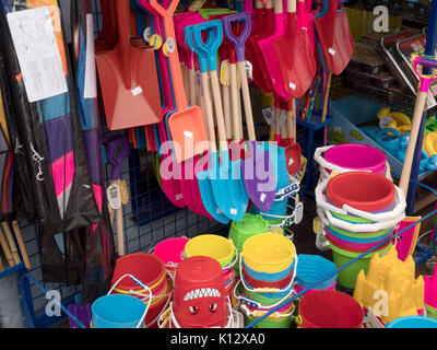 Benne e picche e altri giocattoli balneare sul display in riva al mare a shop, Perranporth, Cornwall, Regno Unito Foto Stock