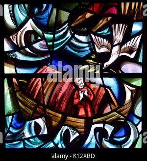 Londra, Inghilterra, Regno Unito. St Mary Abbots chiesa parrocchiale, Kensington. Finestra di vetro colorato: l'Arca di Noè Foto Stock