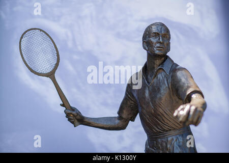 Statua di ex British mens' campione di Wimbledon Fred Perry a campionati di Wimbledon 2017 Foto Stock