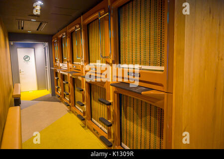 TOKYO, GIAPPONE GIUGNO 28 - 2017: vista interna della capsula hotel nel centro della citta'. Alberghi a capsula sono meno costose strutture molto famoso a Tokyo Foto Stock