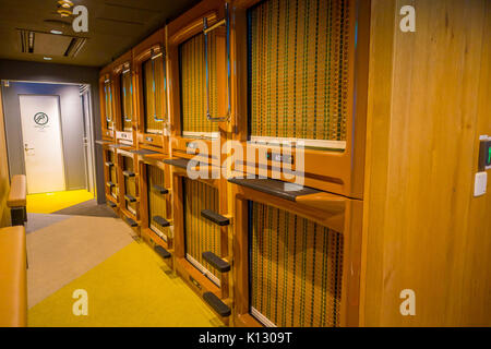 TOKYO, GIAPPONE GIUGNO 28 - 2017: vista interna della capsula hotel nel centro della citta'. Alberghi a capsula sono meno costose strutture molto famoso a Tokyo Foto Stock