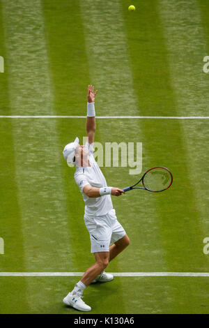 Andy Murray che serve contro Alexander Bublik presso i colleghi Singoli Primo turno - campionati di Wimbledon 2017 Foto Stock