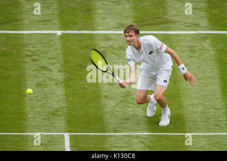 Alexander Bublik in azione contro Andy Murray presso i colleghi Singoli Primo turno - campionati di Wimbledon 2017 Foto Stock