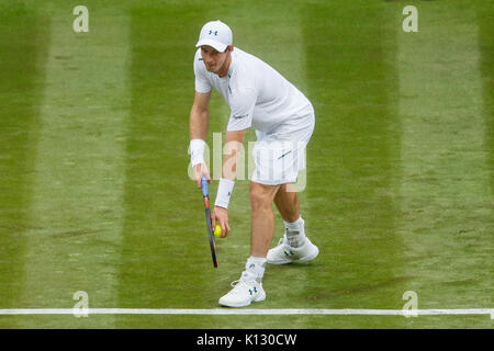 Andy Murray che serve contro Alexander Bublik presso i colleghi Singoli Primo turno - campionati di Wimbledon 2017 Foto Stock