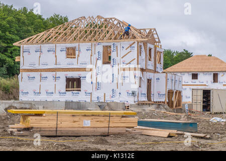 Nuove case in costruzione in un nuovo sviluppo in Orillia Ontario di meed le esigenze durante un alloggiamento braccio. Foto Stock
