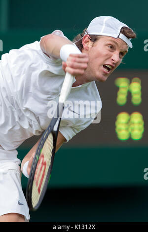 Nicolas Jarry del Cile in azione al singolo maschile - campionati di Wimbledon 2017 Foto Stock