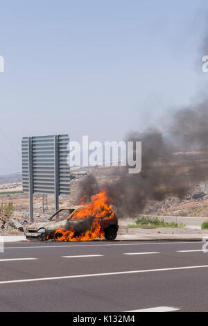 Opel Corsa incendio sulla vettura da strada Foto Stock