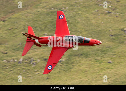 RAF Freccia Rossa Hawk in un basso livello di formazione in volo il Mach Loop (LFA7) Foto Stock