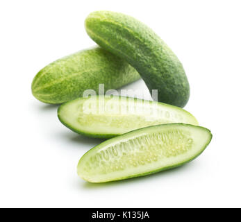 Fresco cetriolo affettato isolati su sfondo bianco. Un cetriolo affettato. Foto Stock
