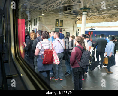 Pendolari in attesa a bordo di un treno intercity di trasporto passando tra Londra Paddington e Swansea presso la Stazione Centrale di Cardiff Wales UK KATHY DEWITT Foto Stock