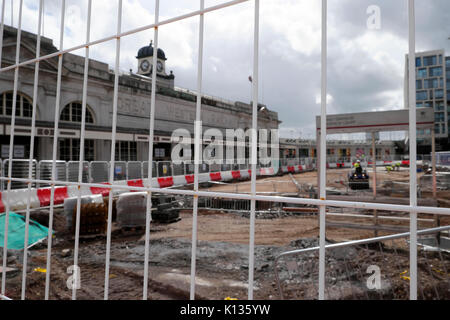 Barriere a recintata area di plaza al di fuori di Cardiff Central Square sito in costruzione nei pressi della stazione ferroviaria di Cardiff Wales UK KATHY DEWITT Foto Stock