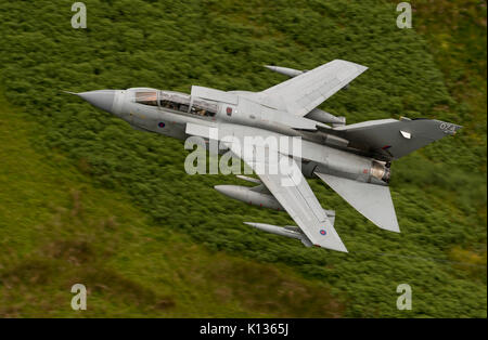 RAF Tornado GR4 su un livello basso battenti sortie in Mach Loop LFA7 Foto Stock