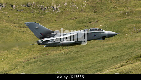 RAF Tornado GR4 su un livello basso battenti sortie in Mach Loop LFA7 Foto Stock