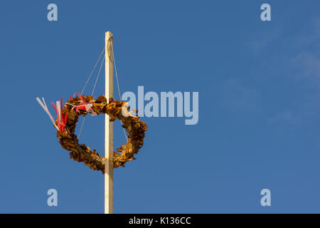 Topping out corona che fluisce nel vento, contro il cielo blu, Holl, Danimarca, 23 agosto 2017 Foto Stock