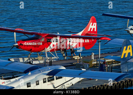 L'ultimo passeggero è a bordo DI UN Harbor Air Seavioles Turbo Otter Floatplane nel Canada 150 Livery al Vancouver Harbor Flight Center, BC, Canada. Foto Stock