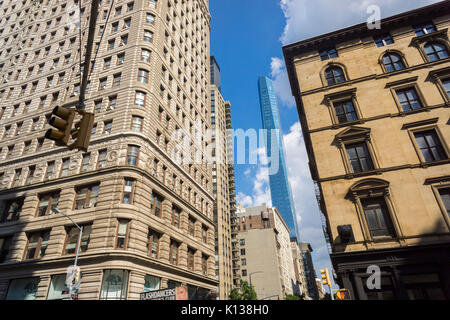 Madison Square Park Tower, centro sorge su altri edifici nel quartiere Flatiron di New York il Mercoledì, 16 agosto 2017. Il Landmark Flatiron Building si trova sulla sinistra. Il 83 edificio di appartamenti è di 65 piani di altezza ed è il più alto edificio nel quartiere di Flatiron. (© Richard B. Levine) Foto Stock