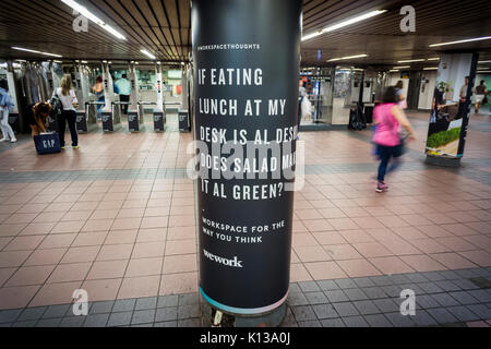 Pubblicità per WeWork, la co-spazio di lavoro provider in Herald Square stazione della metropolitana di New York venerdì 18 agosto, 2017. WeWork ha recentemente sollevato 500 milioni di dollari da SoftBank Hony e capitale per finanziare la propria espansione in Cina. (© Richard B. Levine) Foto Stock