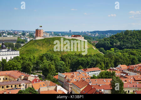 Vilnius panorama con vista sul castello di montagna in estate una giornata di sole Foto Stock
