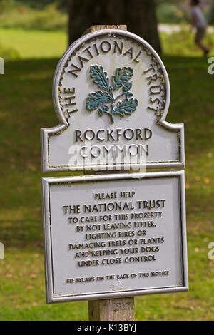 Il National Trust segno a Rockford comune, Linwood, New Forest National Park, Hampshire, Inghilterra Regno Unito nel mese di agosto Foto Stock