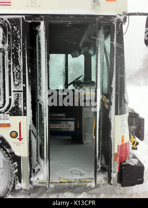 Abbandonato il bus CTA porte aperte su Lake Shore Drive 2 feb 2011 Chicago Foto Stock