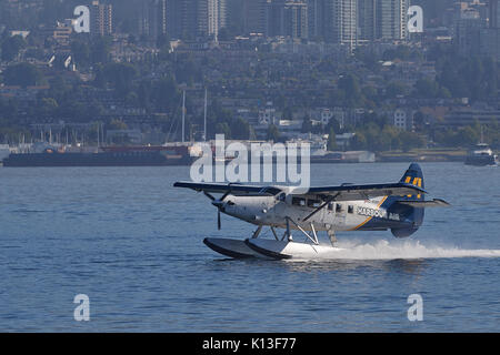 Porto aria idrovolanti de Havilland canada turbo otter idrovolante di sbarco nel porto di Vancouver centro di volo, British Columbia, Canada. Foto Stock